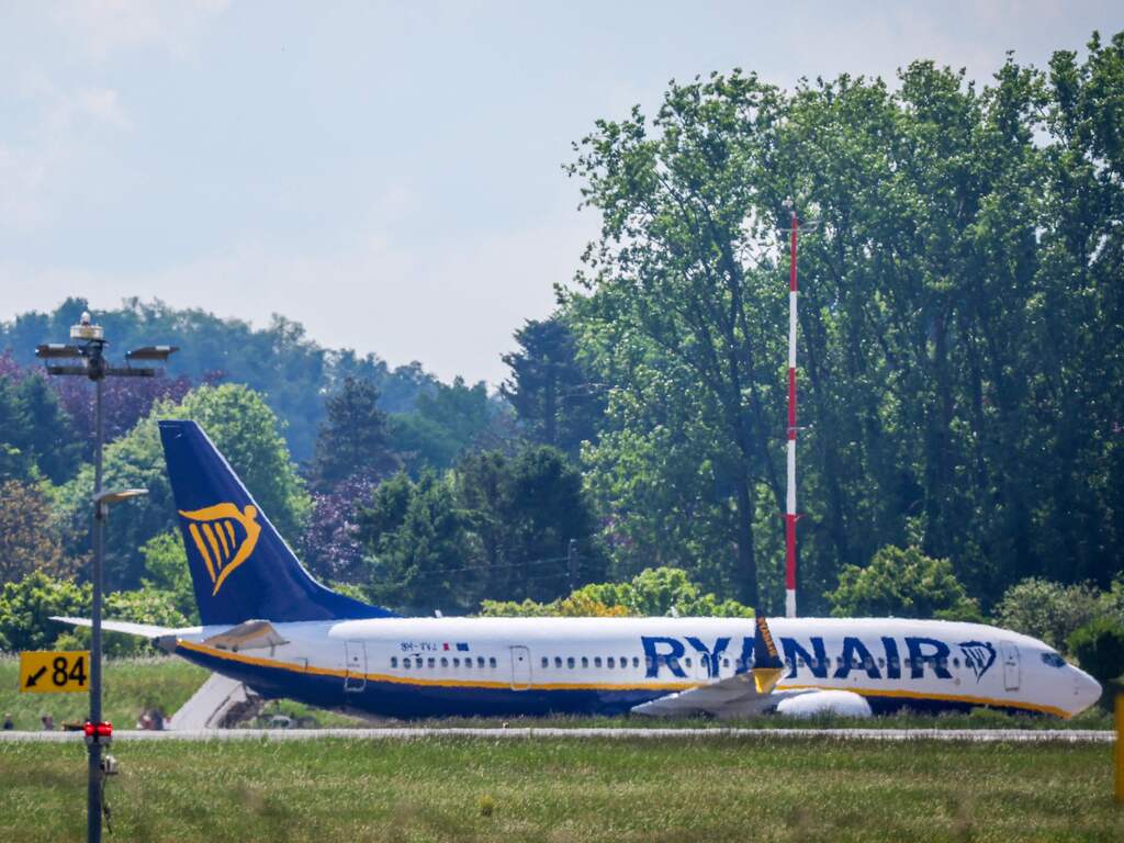 Bommelding in vliegtuig in Belgisch Charleroi blijkt nep, verdachte opgepakt