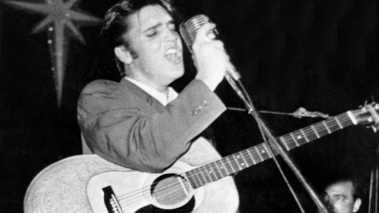 Zilverkleurige manchetknopen in de vorm van een gitaar