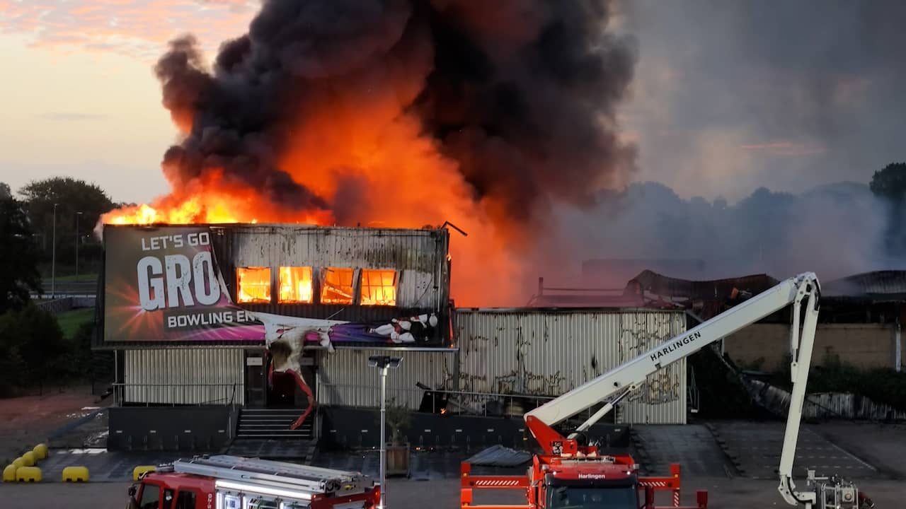 Video | Zwarte rookwolken komen uit bowlingcentrum bij brand in Leeuwarden
