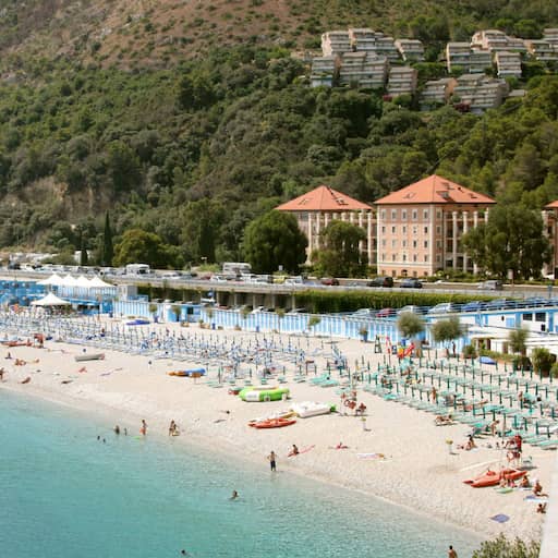 Italiaanse nonnen in verzet tegen plannen voor vrijgeven van 'eigen' strandclub