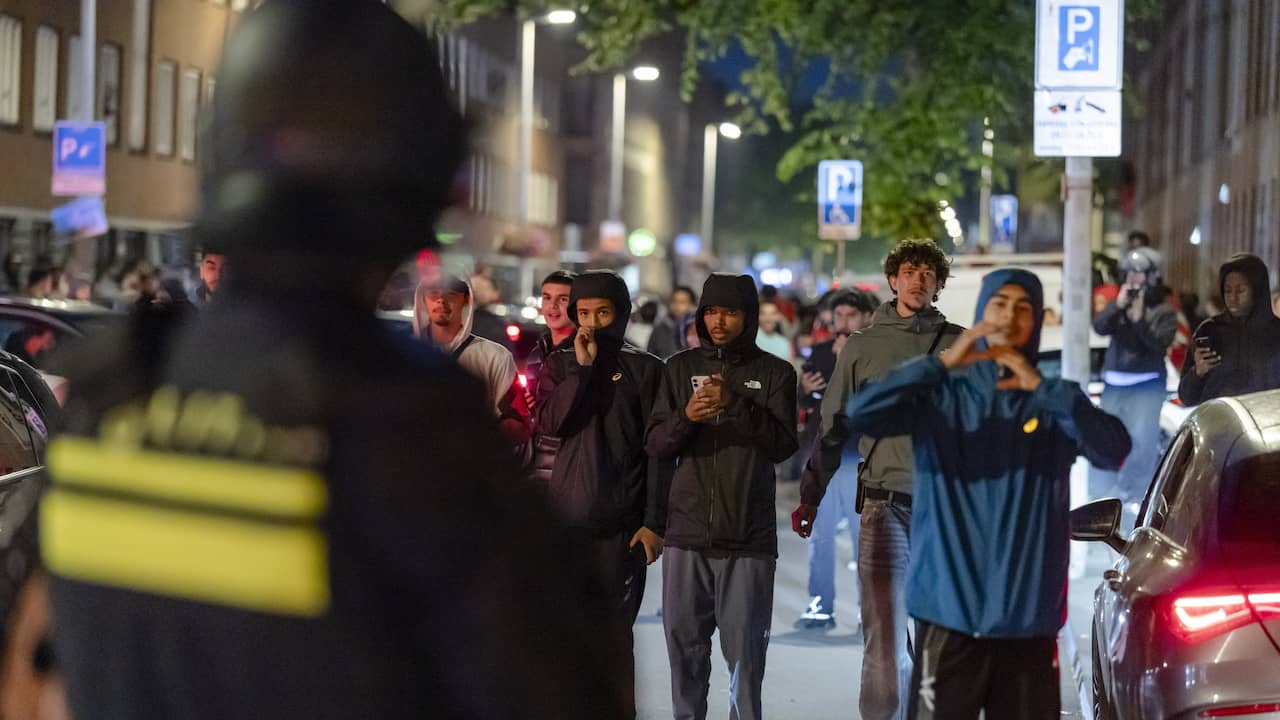 29 arrestaties en 2 agenten gewond bij onrust in Den Haag na WK-zege Marokko