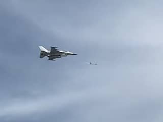 Gevechtsvliegtuig vuurt raketten af boven strand in Dubai