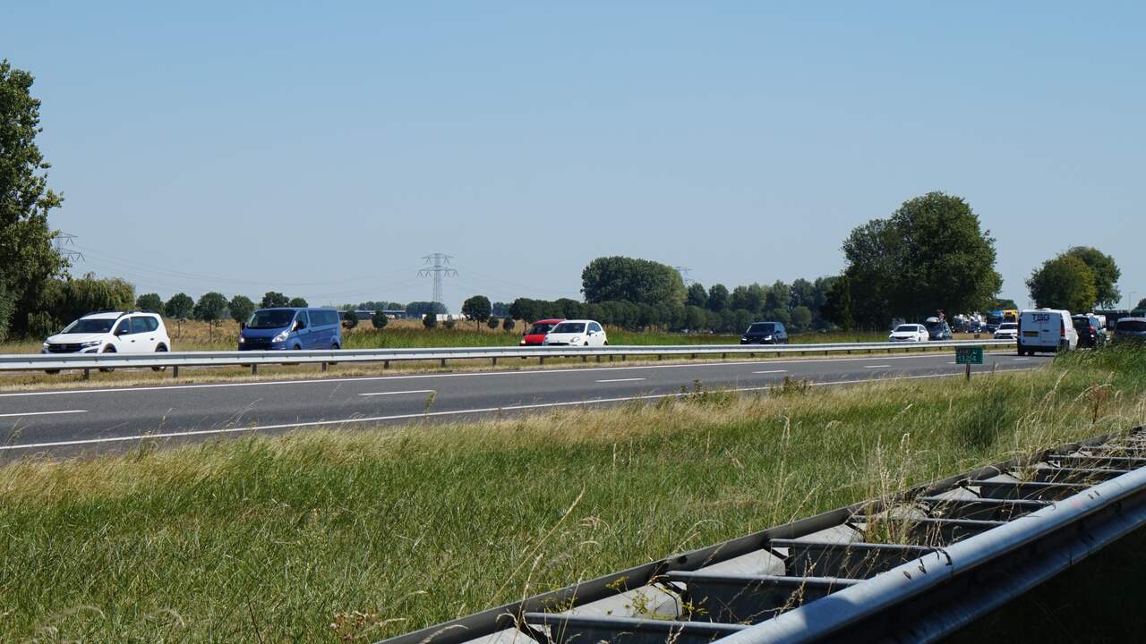 Politie beboet tientallen bestuurders die ongeluk op A58 filmden