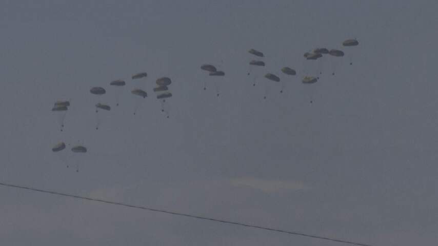 Vliegtuigen droppen hulpgoederen met parachutes boven Gaza