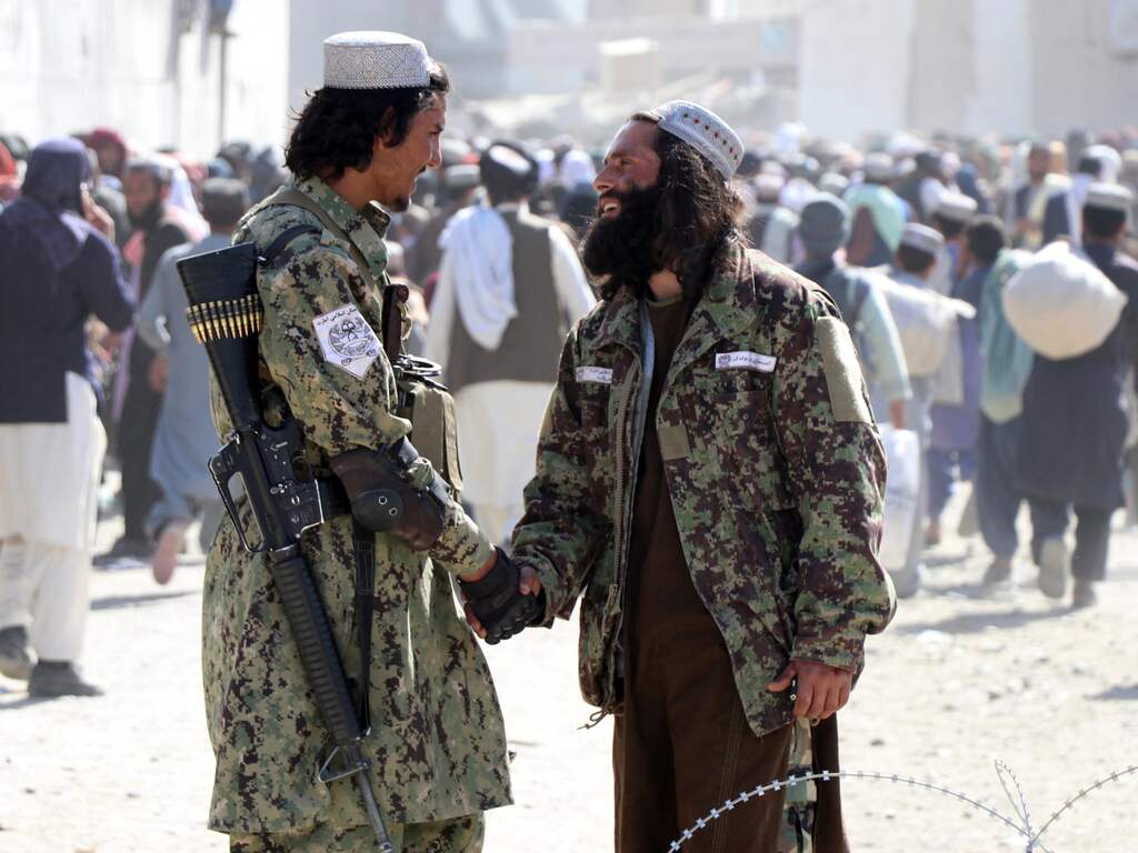 Taliban-strijders houden in Spin Boldak de wacht bij de net heropende grensovergang tussen Afghanistan en Pakistan. De Taliban hielden de grensovergang een maand lang gesloten uit onvrede over het Pakistaanse inreisbeleid.