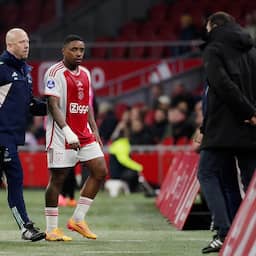 Ajax-coach Van 't Schip steunt aanvoerder Bergwijn: 'Had rood echt niet verwacht'