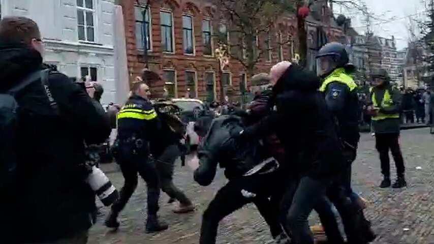 Demonstrant valt Pegida-voorman aan bij poging tot koranverbranding