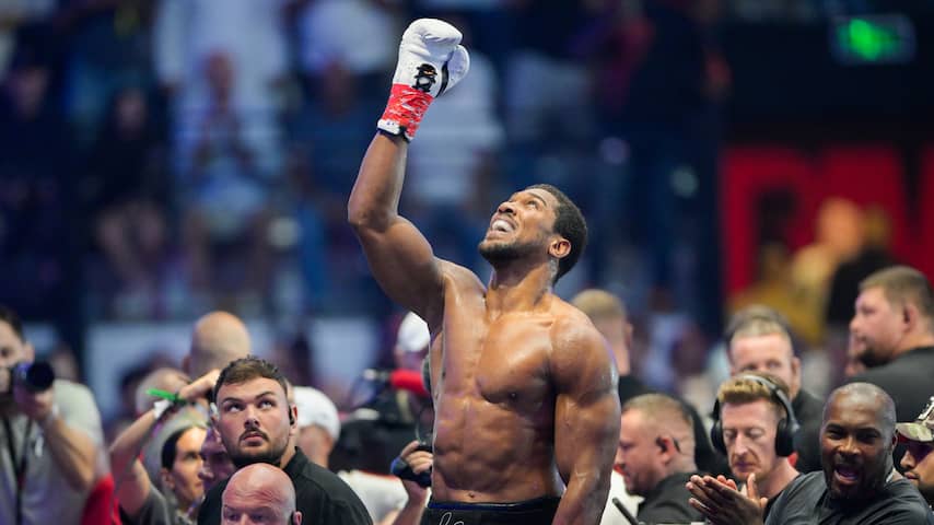 Joshua wankelt, maar wint met knock-out in eerste bokspartij sinds auto-ongeluk