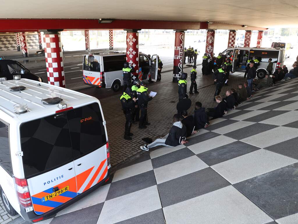 Politie houdt 32 voetbalsupporters aan na vechtpartij bij IKEA Delft