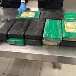 Douane vindt 18 kilo cocaïne in handbagage van bemanningslid op Schiphol