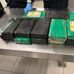 Douane vindt 18 kilo cocaïne in handbagage van bemanningslid op Schiphol