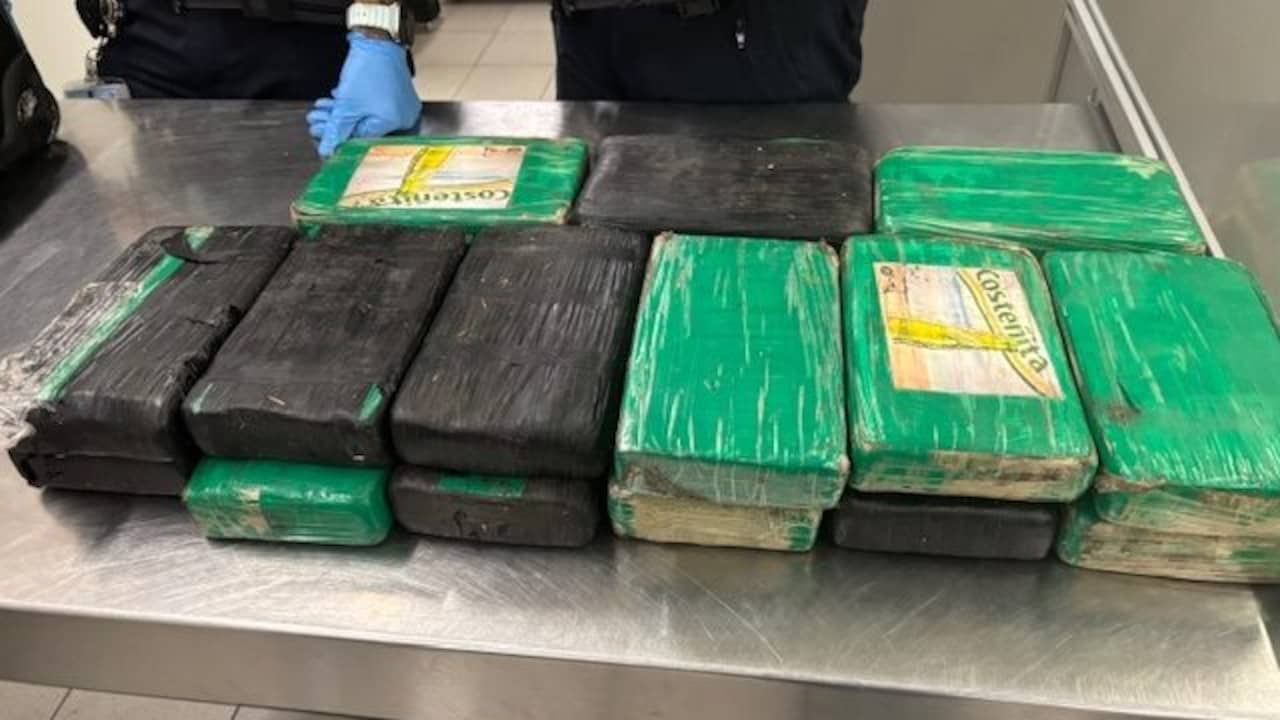 Douane vindt 18 kilo cocaïne in handbagage van bemanningslid op Schiphol