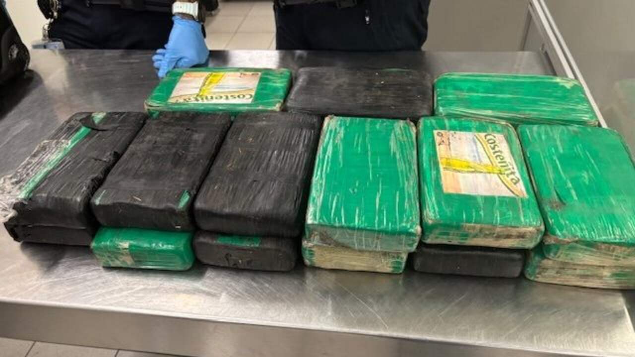 Foto bij Douane vindt 18 kilo cocaïne in handbagage van bemanningslid op Schiphol