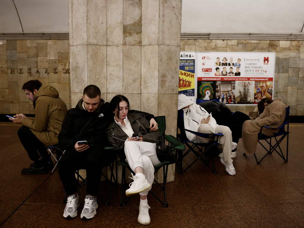 Inwoners van Kyiv schuilen in een metrostation tijdens de aanval