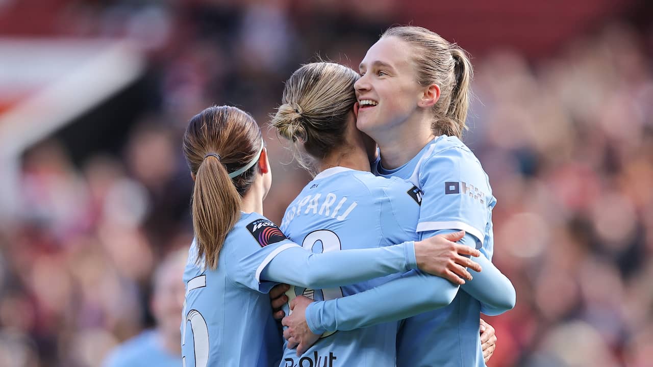Miedema en Casparij leiden Manchester City naar ruime zege in stadsderby