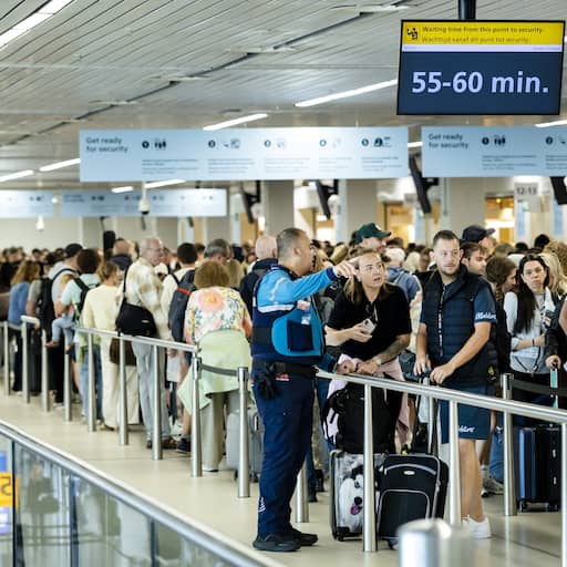 Langere wachttijd op Schiphol door werkonderbreking beveiligers