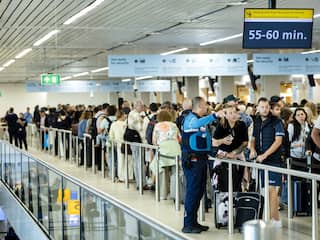 Langere wachttijd op Schiphol door werkonderbreking beveiligers