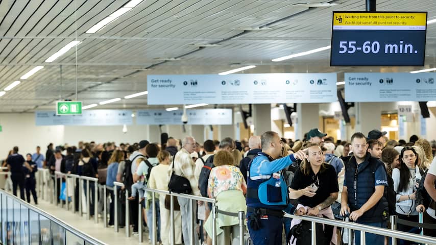Langere wachttijd op Schiphol door werkonderbreking beveiligers
