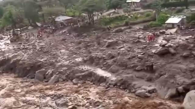 Dikke laag modder bedekt Keniaans dorp na aardverschuiving