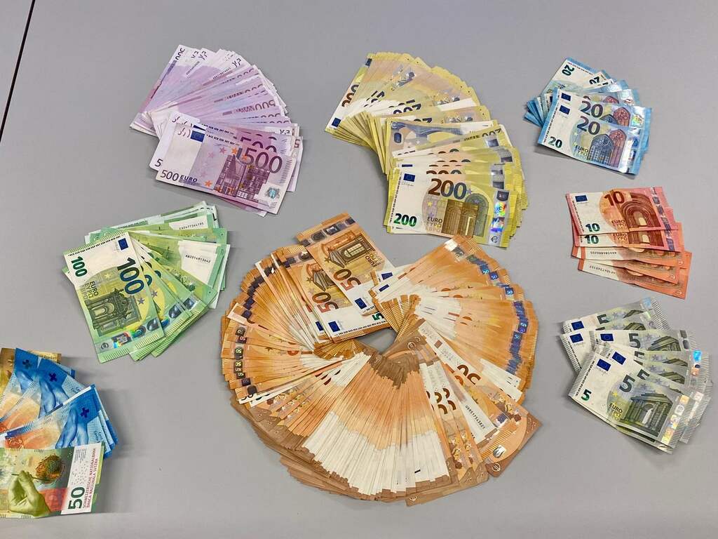 Man aangehouden op Schiphol met ton aan contant geld in zijn zakken