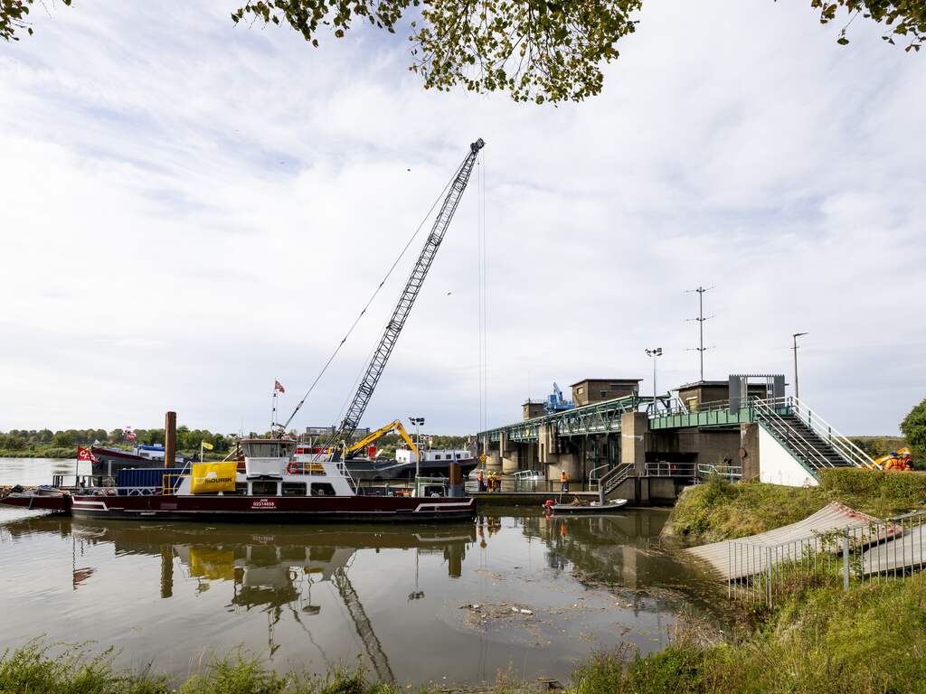 Boten in Maas bij Maastricht verzakken door lage waterstand