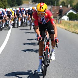 Wiebes raakt geel in Tour kwijt: dubbelslag Haugset na ongekende solo