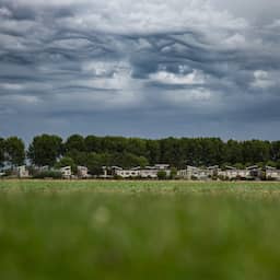 Code geel in westen voor onweersbuien, maandag zware windstoten verwacht