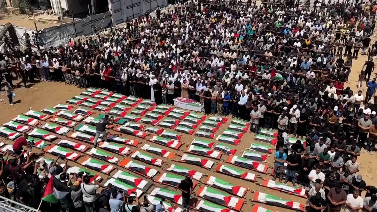 Palestijnen houden bijna drie jaar na bombardement massabegrafenis