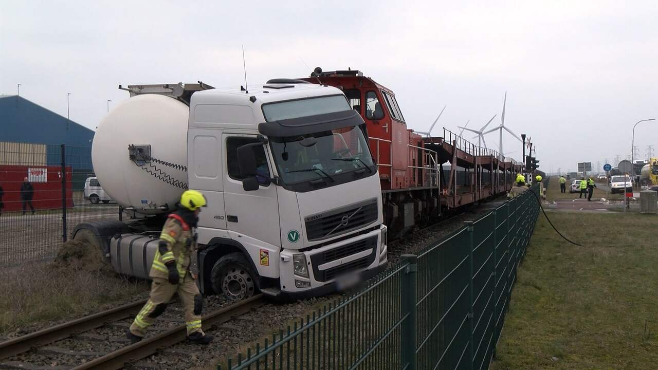 Video | Trein blokkeert weg na botsing met vrachtwagen in Ritthem