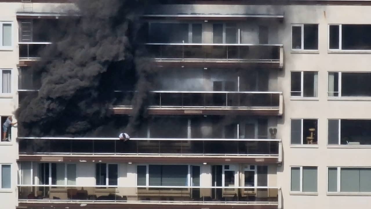 Video | Mensen klimmen van balkon naar raam bij dodelijke brand in Antwerpen