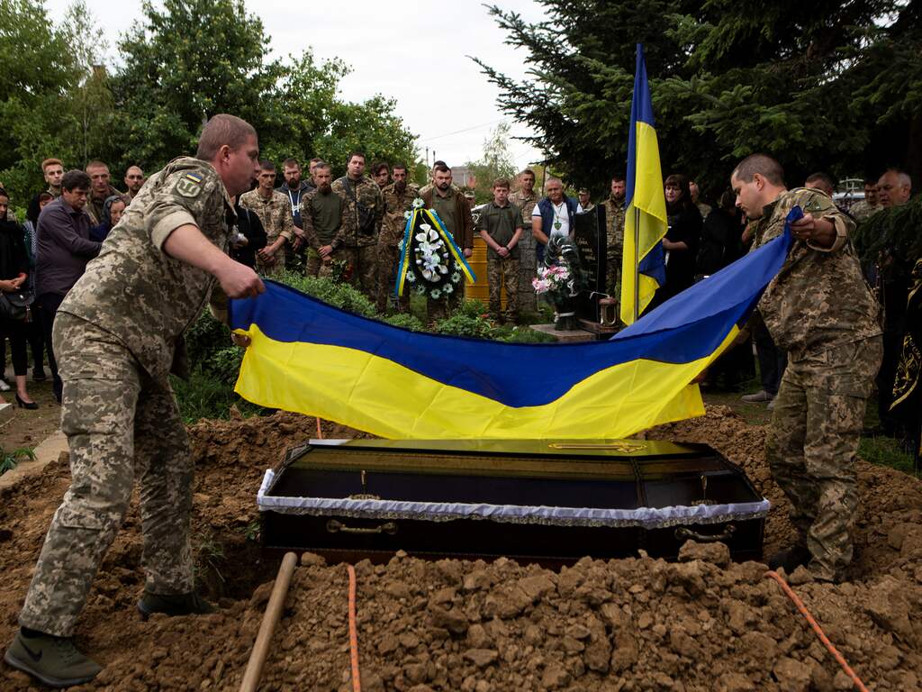 Oekraïense leger begraaft soldaat