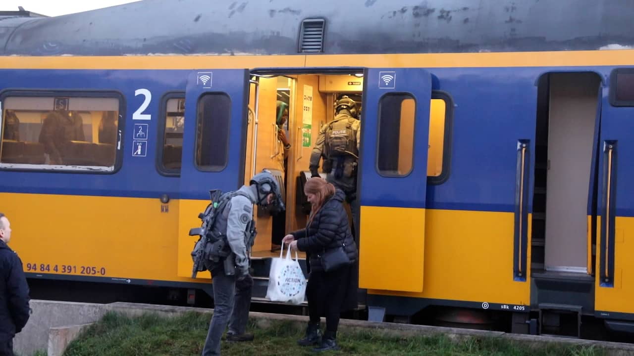Video | Agenten controleren alle inzittenden na bommelding in trein bij Hilversum