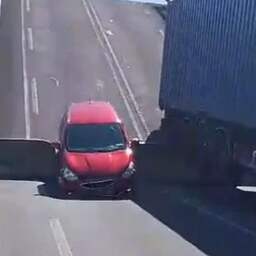 Friese brug gaat omhoog terwijl er nog auto en vrachtwagen op staan