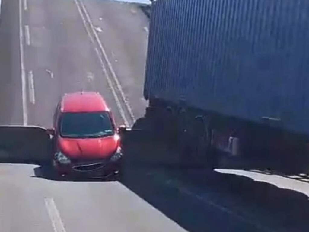 Friese brug gaat omhoog terwijl er nog auto en vrachtwagen op staan