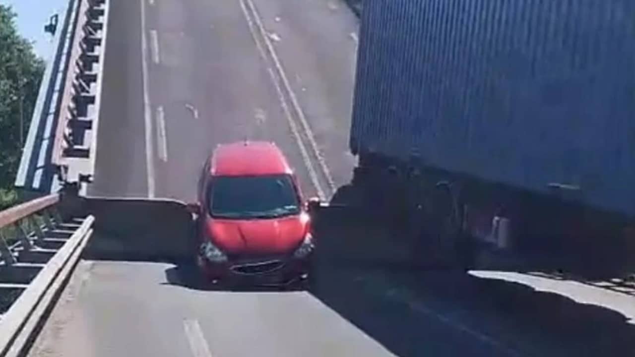 Auto en vrachtwagen staan op Friese brug terwijl deze omhooggaat