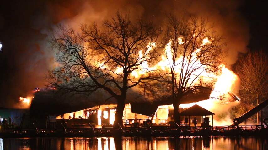 Brand verwoest theater in Rotterdams pretpark Plaswijckpark