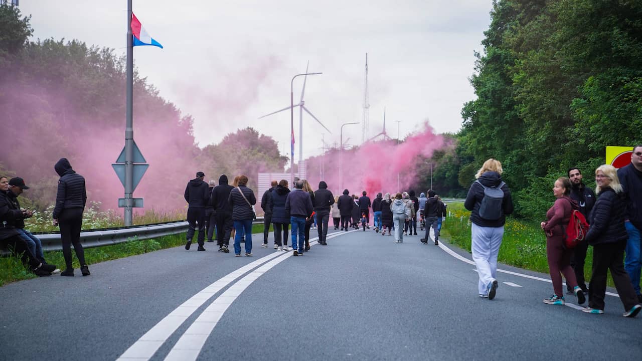 Den Bosch stelt besluit azc uit nadat demonstranten snelweg blokkeerden