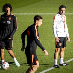 Oranje traint voor het eerst onder Xavi met debutanten Van Bommel en Zechiël