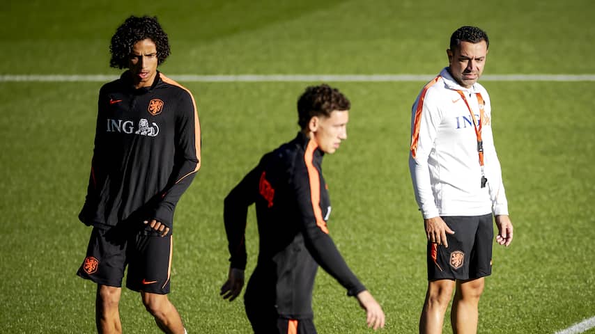 Oranje traint voor het eerst onder Xavi met debutanten Van Bommel en Zechiël