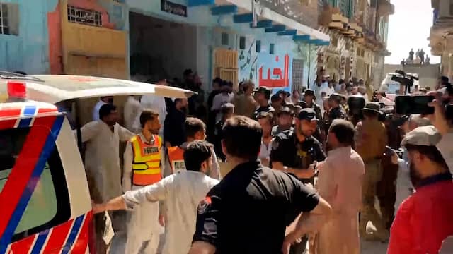 Video | Chaos rond dodelijke instorting privéschool in Pakistan
