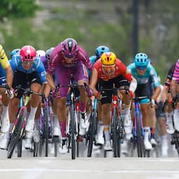 Peloton misrekent zich bijna in Giro, Groenewegen derde achter winnaar Magnier