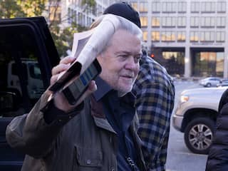 Trumps oud-adviseur Steve Bannon krijgt celstraf om minachting regering