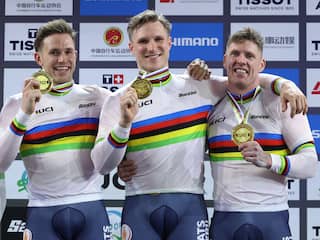 Teamsprinters grijpen vierde wereldtitel op rij, ook goud op de baan voor Wiebes