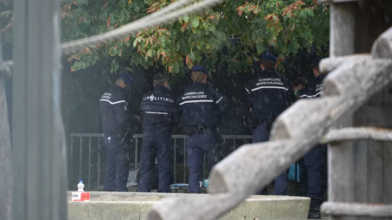 Video | Marechaussee onderzoekt school in Overasselt na wapenvondst