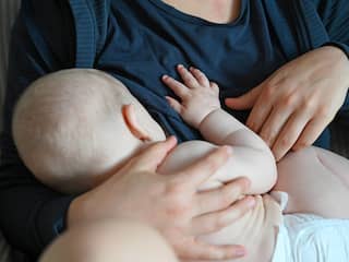 Pfas zit in de moedermelk van elke vrouw, maar de hoeveelheid neemt af