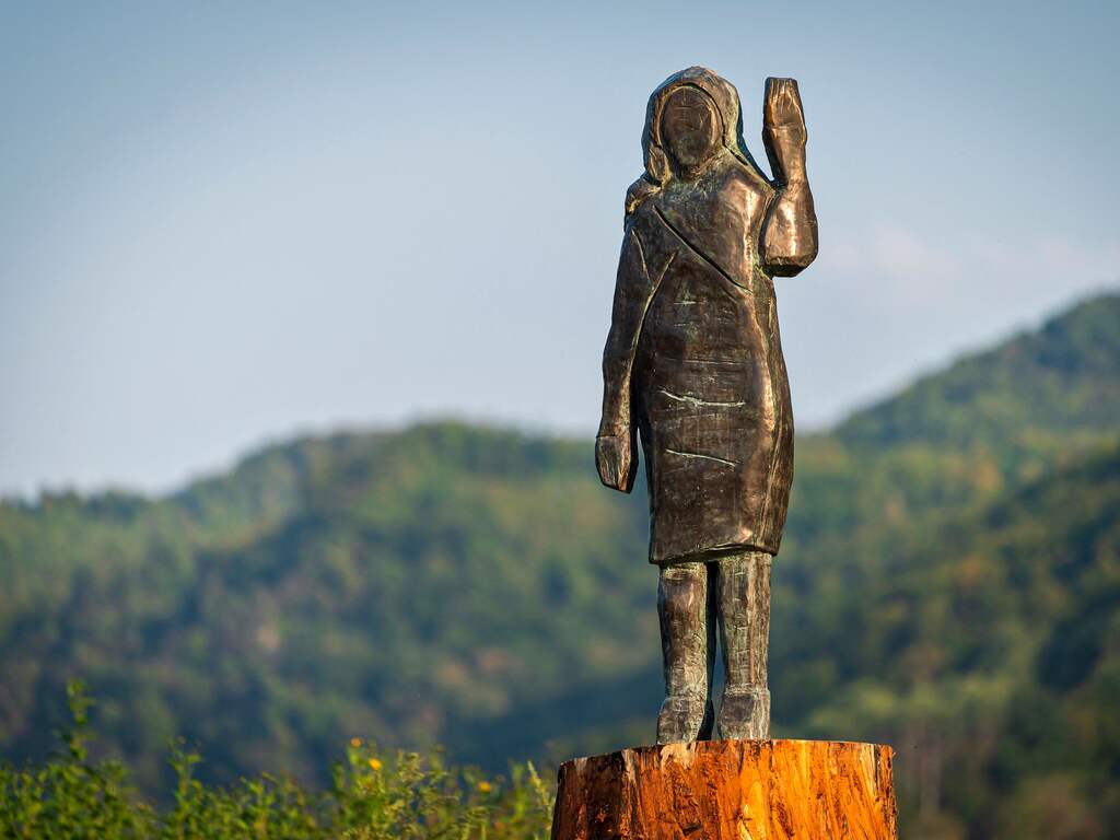 Standbeeld Melania Trump bij enkels afgehakt, Slovenië onderzoekt verdwijning