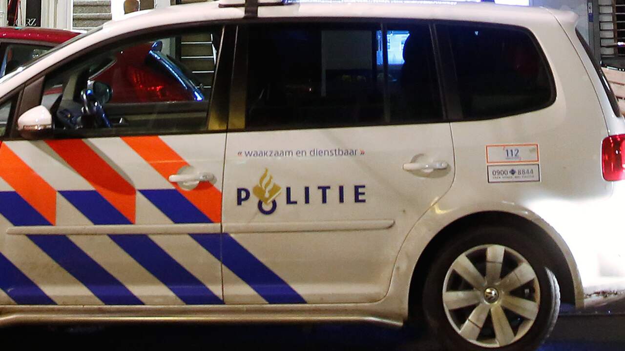 Auto knalt tegen verkeersbord en belandt in greppel bij Dalmsholte