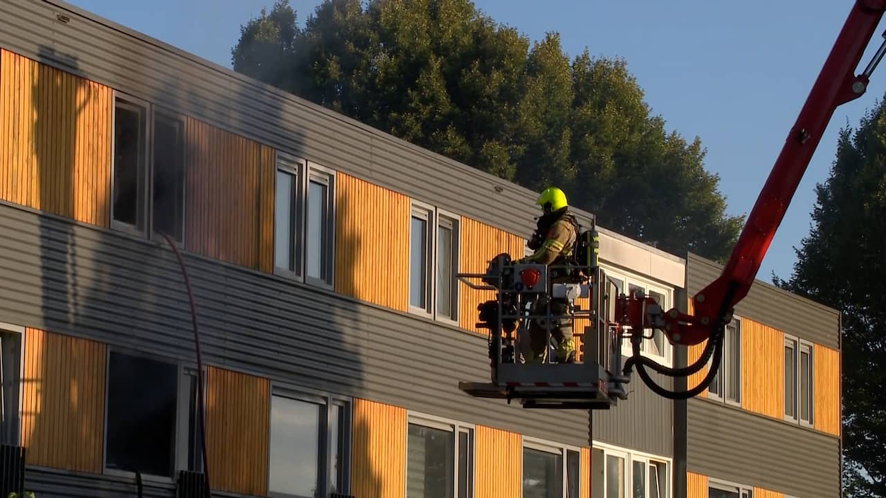 Beeld uit video: Hulpdiensten rukken massaal uit bij dodelijke woningbrand in Roermond