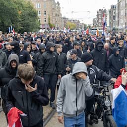 Live | Deelnemers anti-immigratiebetoging trekken naar centrum Amsterdam