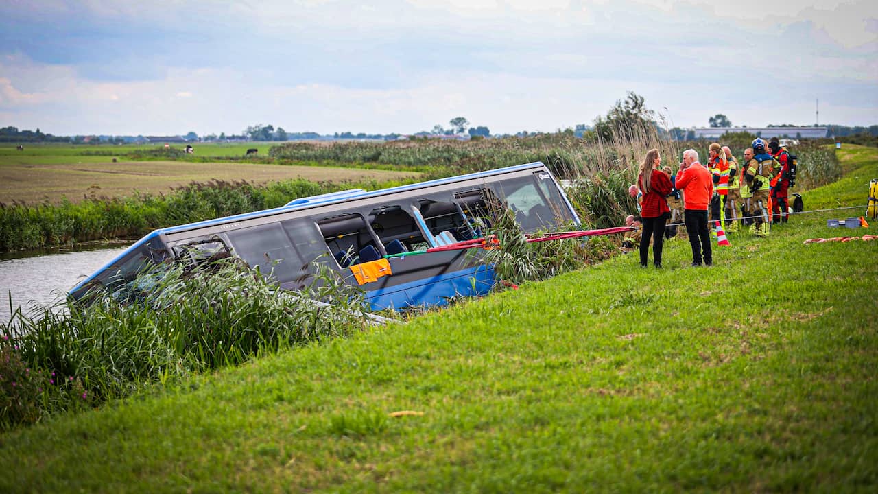 Motorrijder omgekomen bij botsing met lijnbus in Friesland